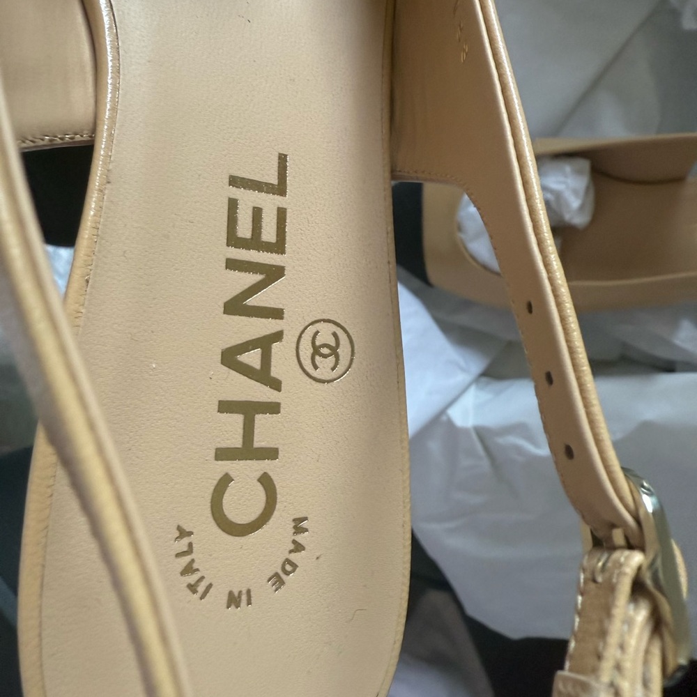 CHANEL Two-Tone Beige and Black Heels - Picture 10 of 12